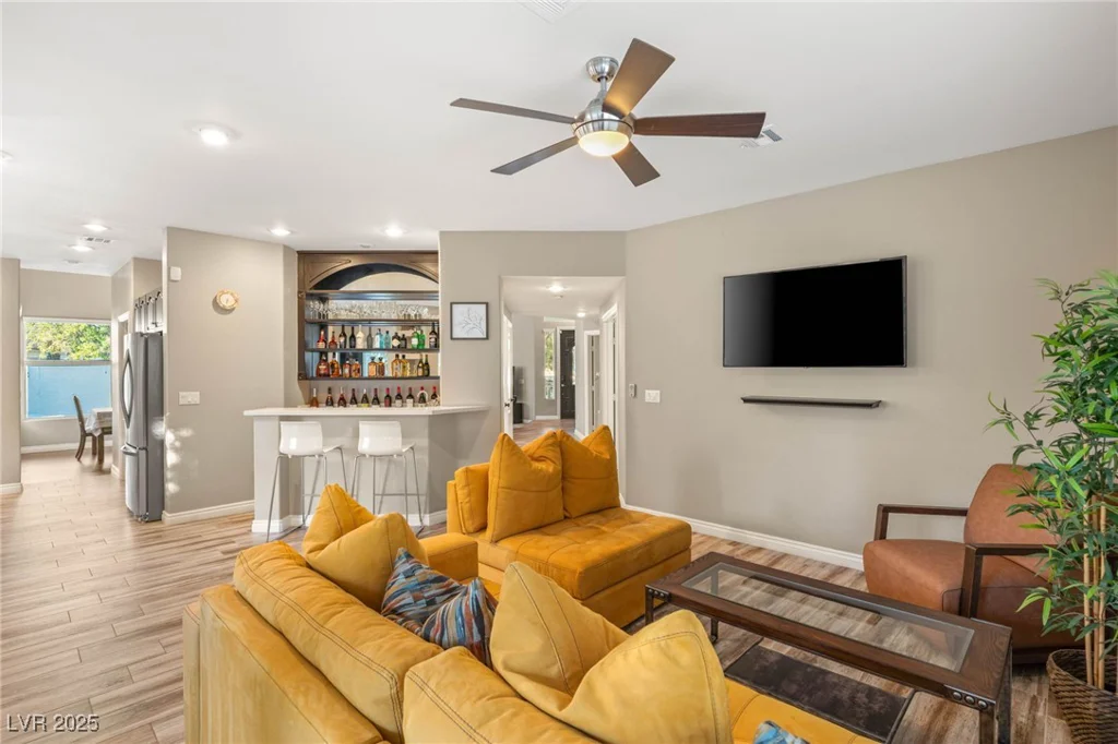 8100 Lake Hills, Las Vegas, NV 89128