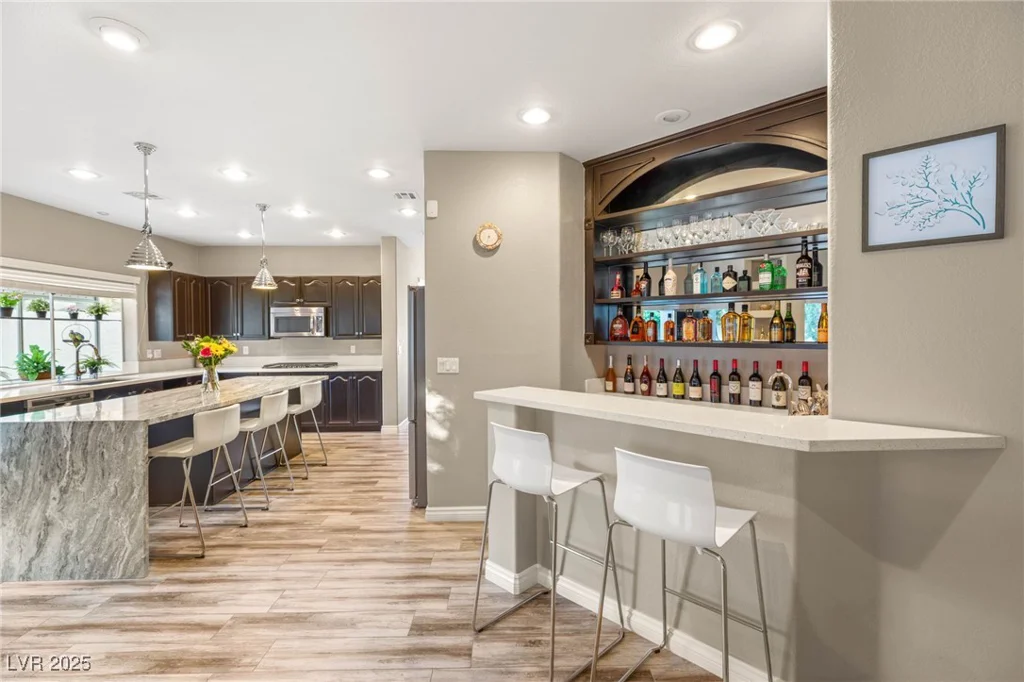 8100 Lake Hills, Las Vegas, NV 89128