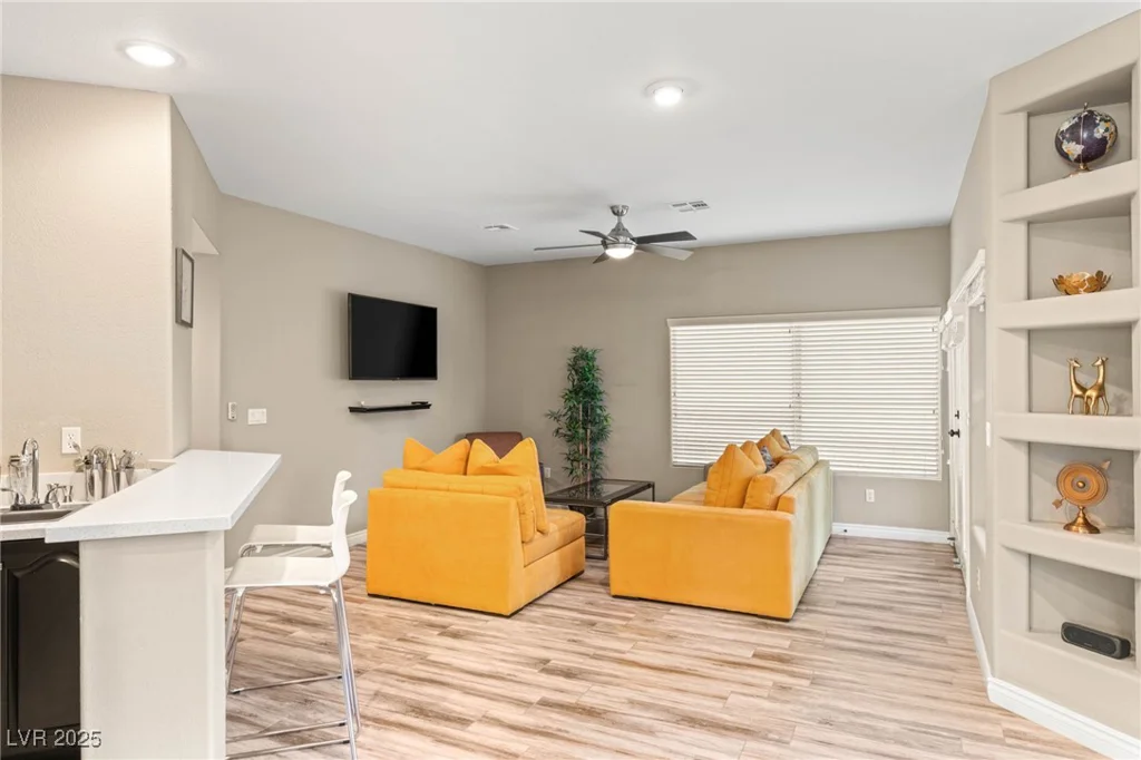 8100 Lake Hills, Las Vegas, NV 89128