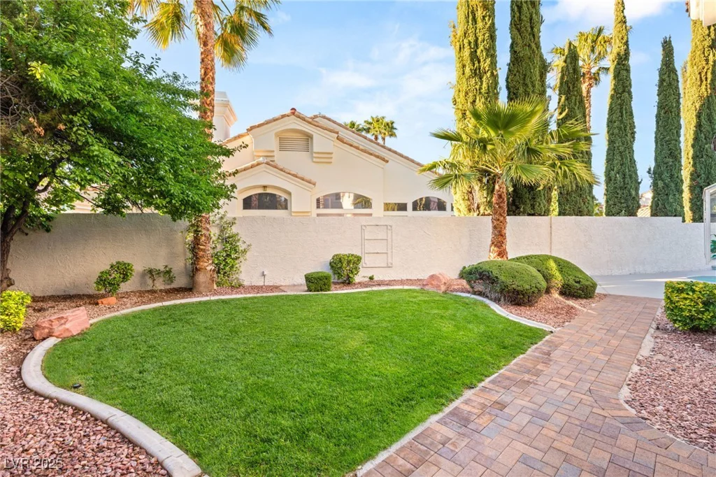 8100 Lake Hills, Las Vegas, NV 89128