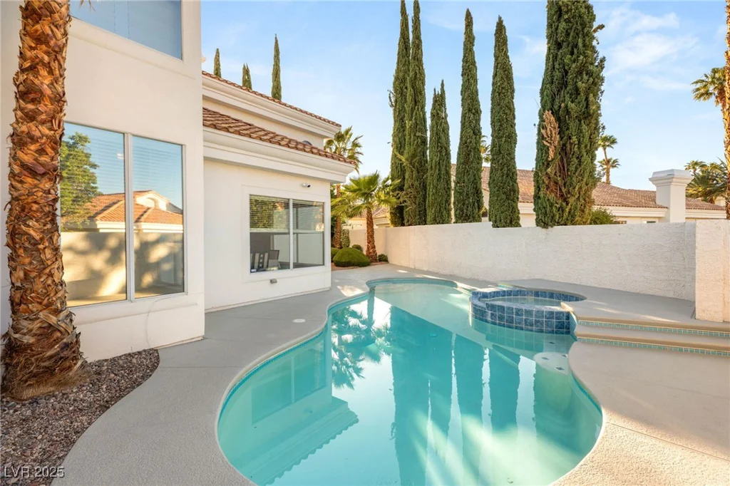 8100 Lake Hills, Las Vegas, NV 89128