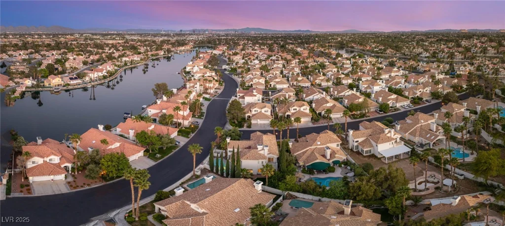 8100 Lake Hills, Las Vegas, NV 89128