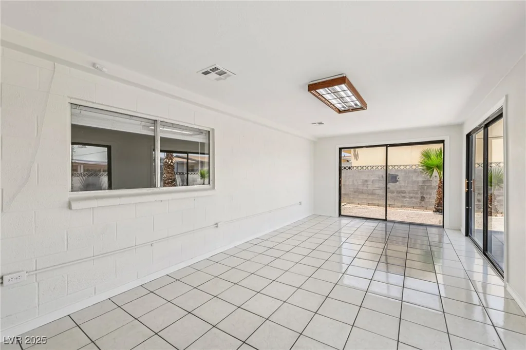 882 Westminster, Las Vegas, NV 89119