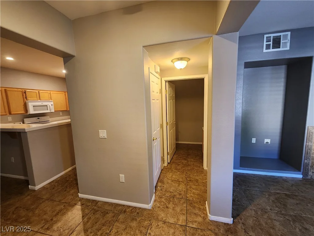 10231 Deerfield Beach, Las Vegas, NV 89129