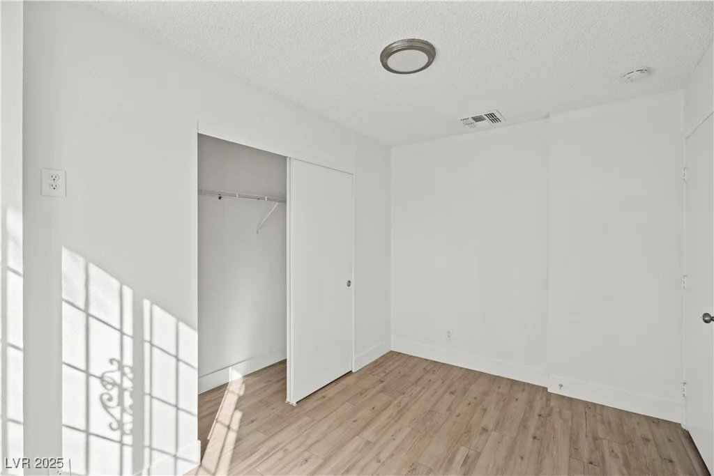 5458 Walton Heath, Las Vegas, NV 89142