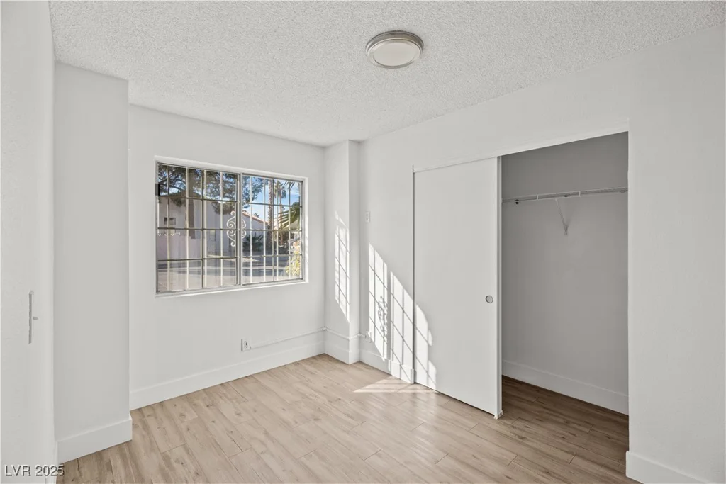 5458 Walton Heath, Las Vegas, NV 89142