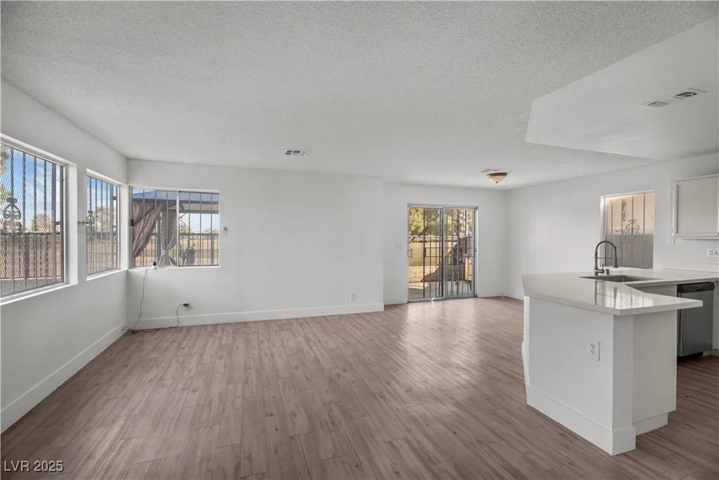 5458 Walton Heath, Las Vegas, NV 89142