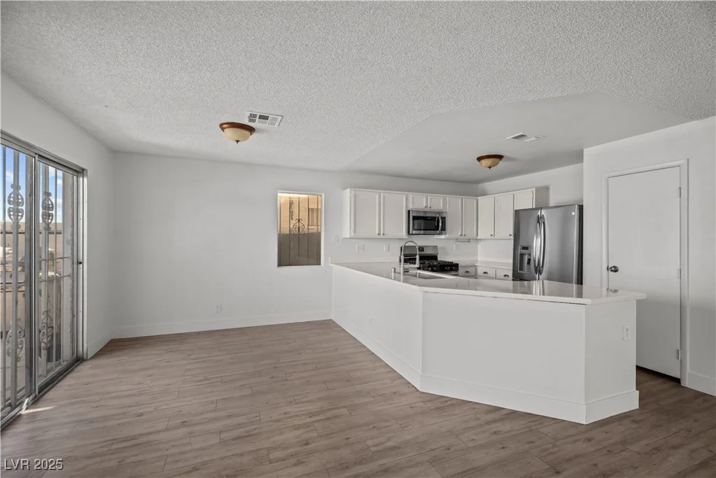 5458 Walton Heath, Las Vegas, NV 89142
