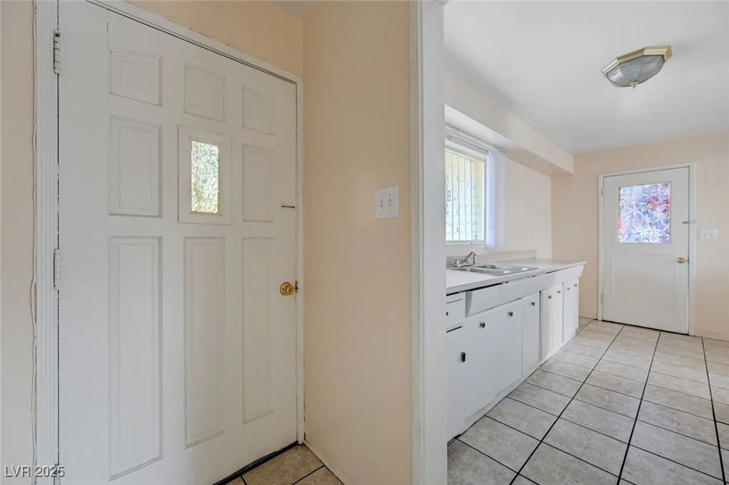 2400 Santa Paula, Las Vegas, NV 89104