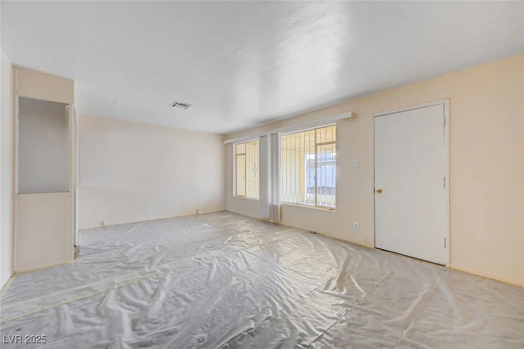 2400 Santa Paula, Las Vegas, NV 89104