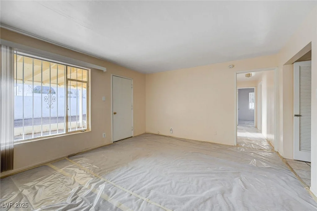 2400 Santa Paula, Las Vegas, NV 89104