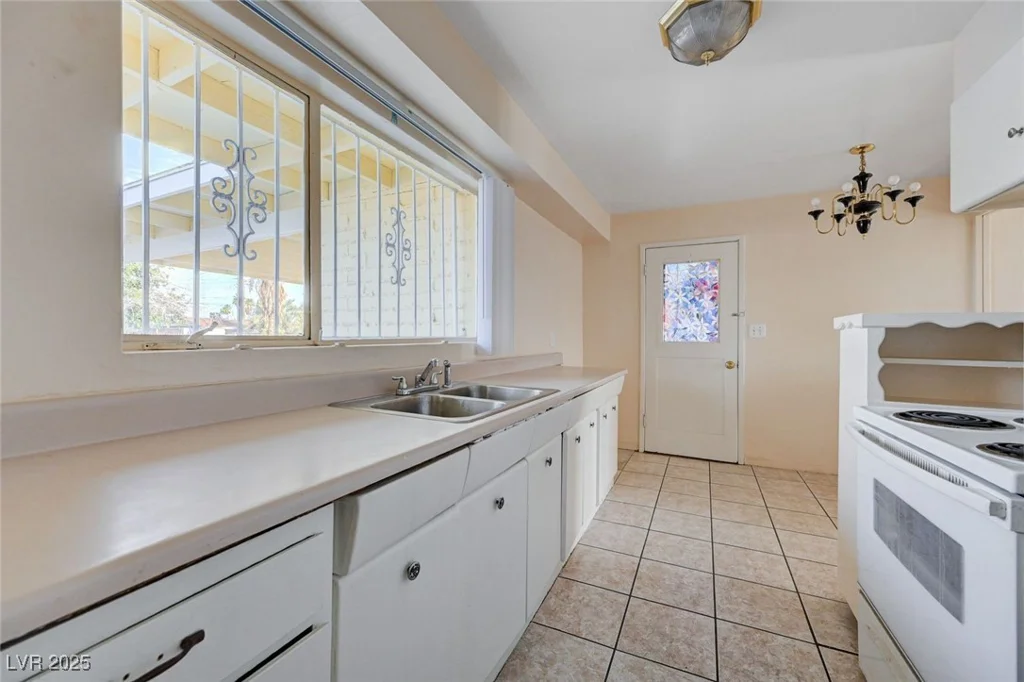 2400 Santa Paula, Las Vegas, NV 89104
