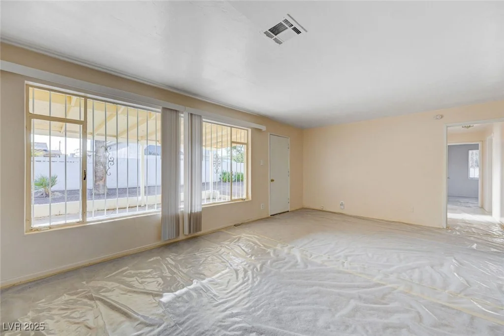 2400 Santa Paula, Las Vegas, NV 89104