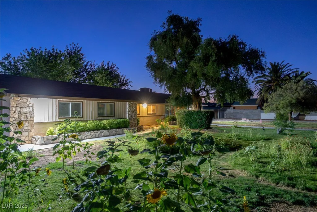 1911 Valley, Las Vegas, NV 89108