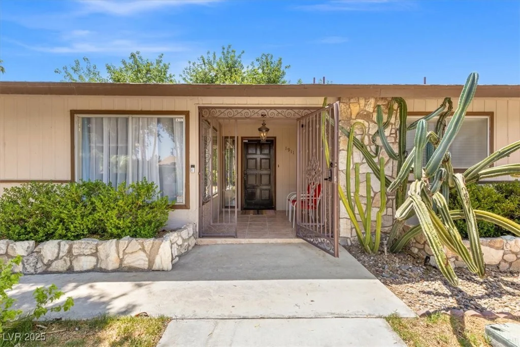 1911 Valley, Las Vegas, NV 89108