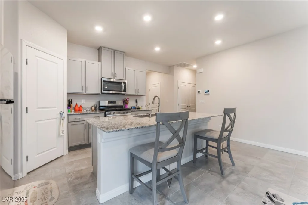7910 Shimmery, North Las Vegas, NV 89084