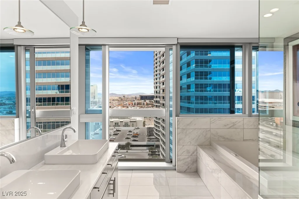 4471 DEAN MARTIN, Las Vegas, NV 89103