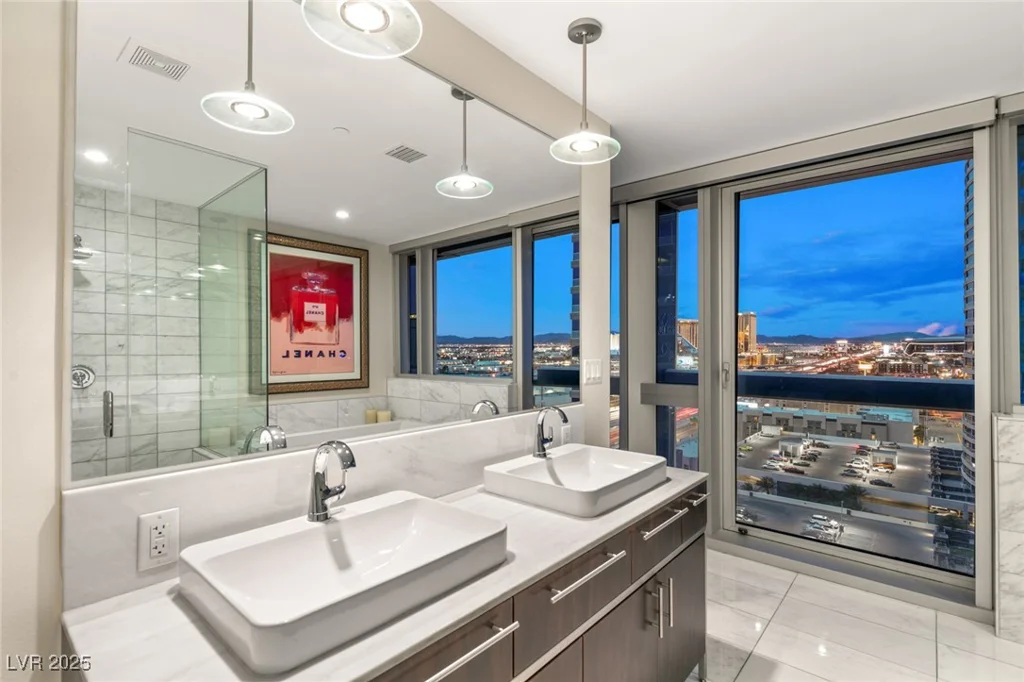 4471 DEAN MARTIN, Las Vegas, NV 89103