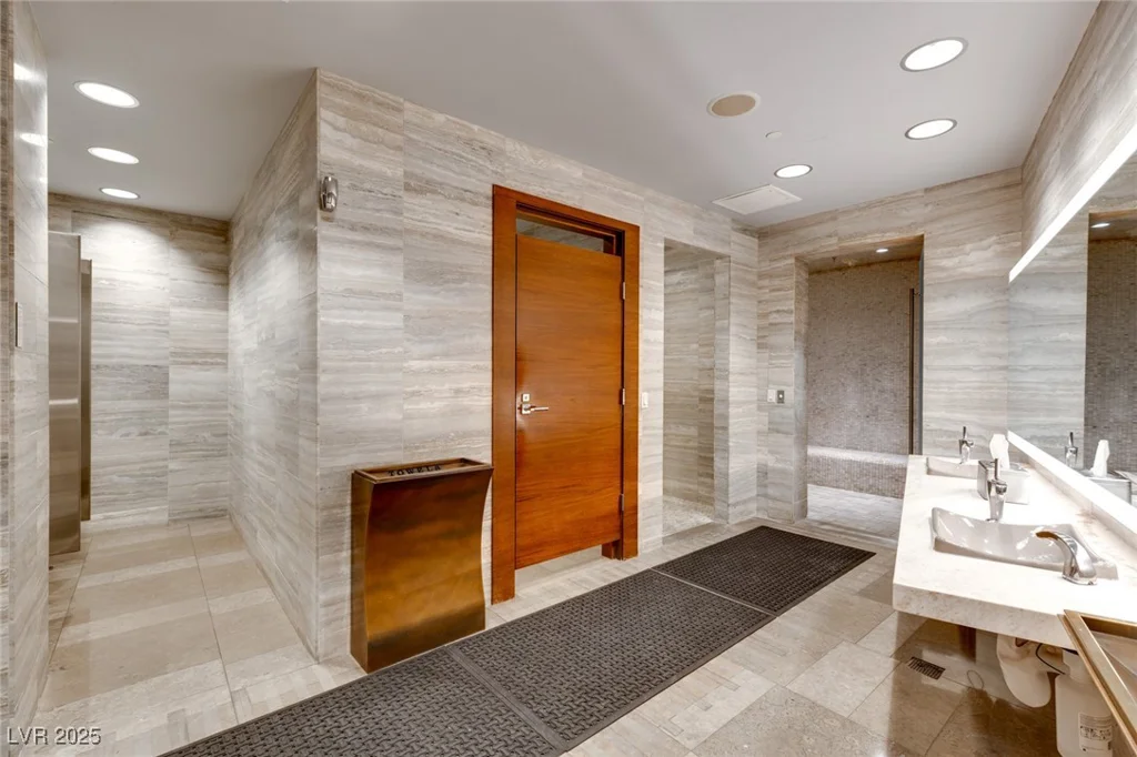 4471 DEAN MARTIN, Las Vegas, NV 89103