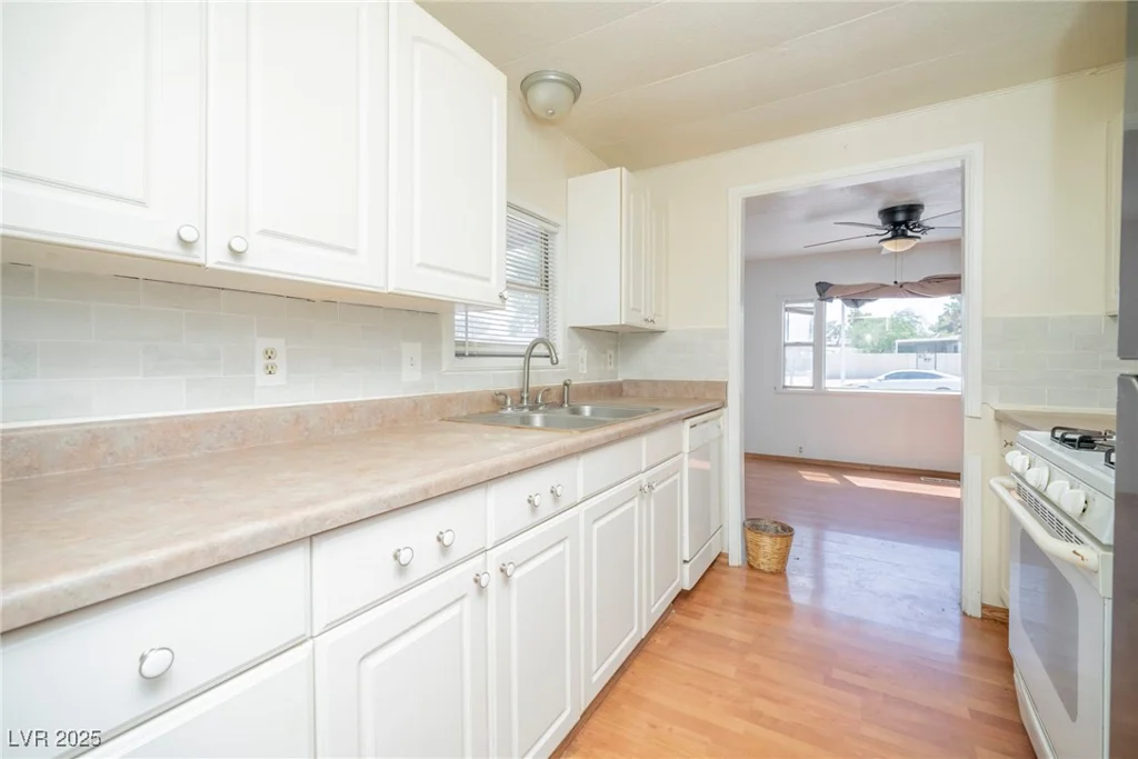 148 Sir Thomas, Las Vegas, NV 89110