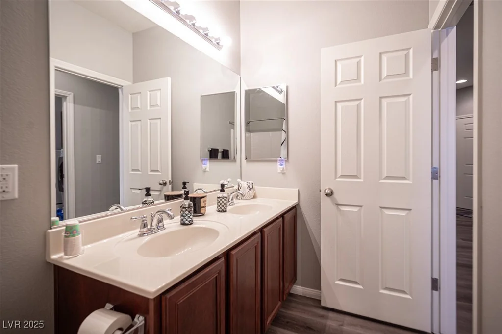 7252 Blowing Breeze, Las Vegas, NV 89179