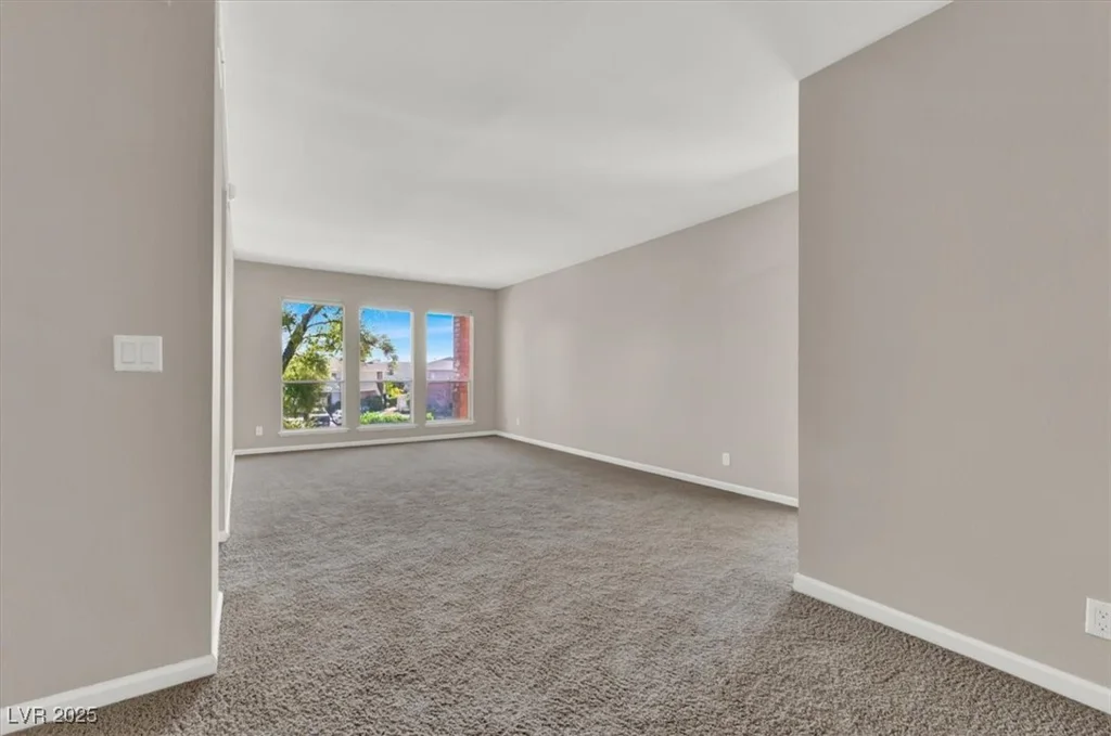 698 Oakmont, Las Vegas, NV 89109