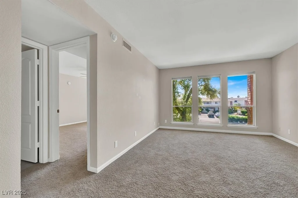 698 Oakmont, Las Vegas, NV 89109