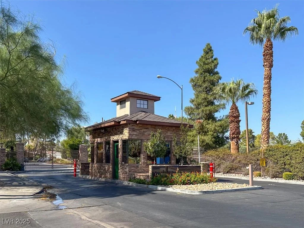 698 Oakmont, Las Vegas, NV 89109