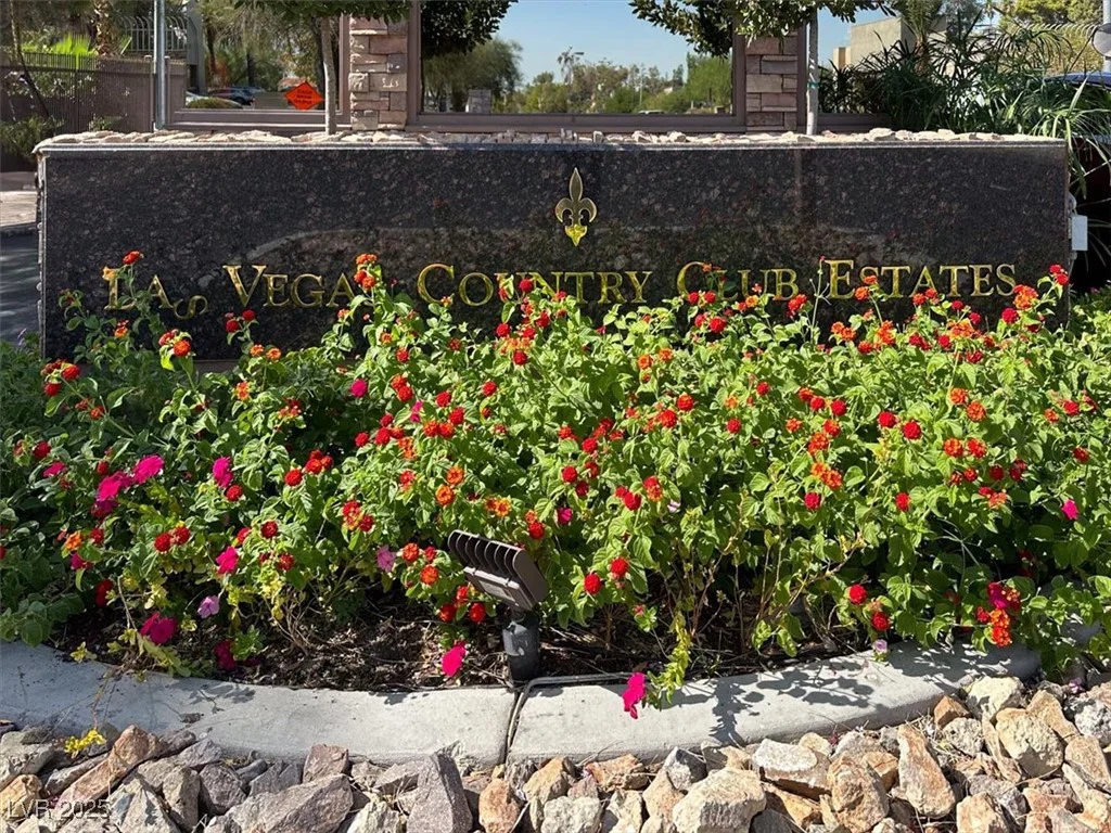 698 Oakmont, Las Vegas, NV 89109