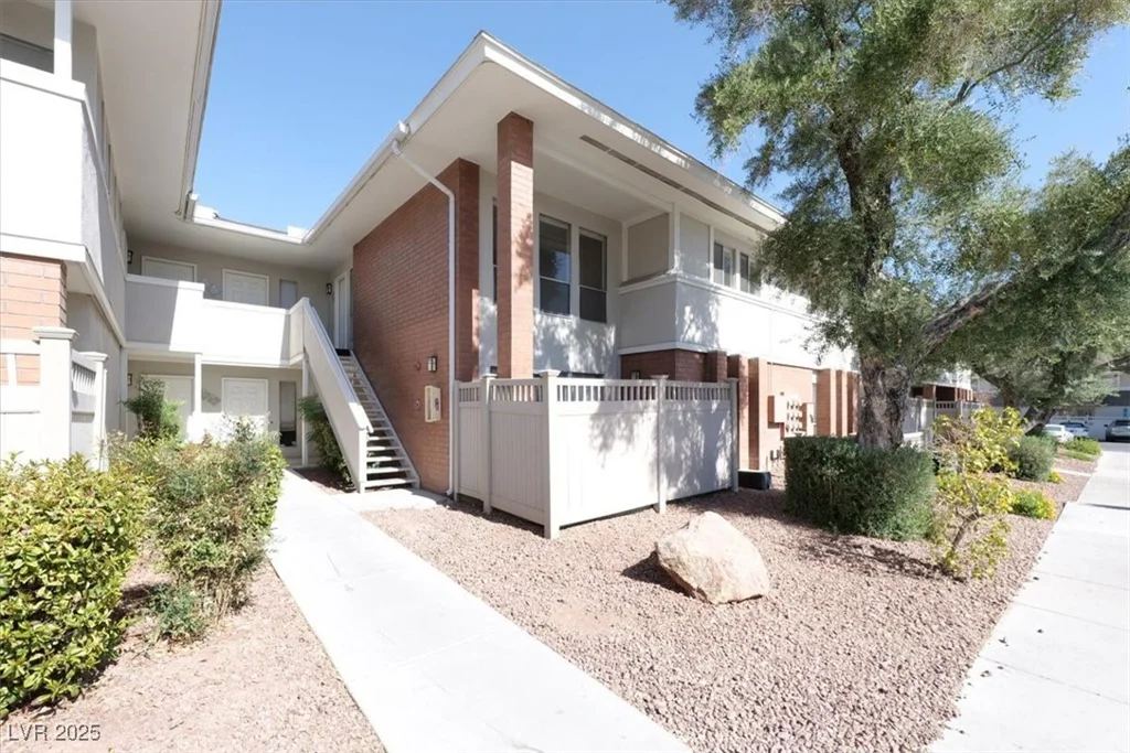 698 Oakmont, Las Vegas, NV 89109