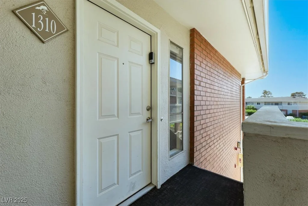 698 Oakmont, Las Vegas, NV 89109