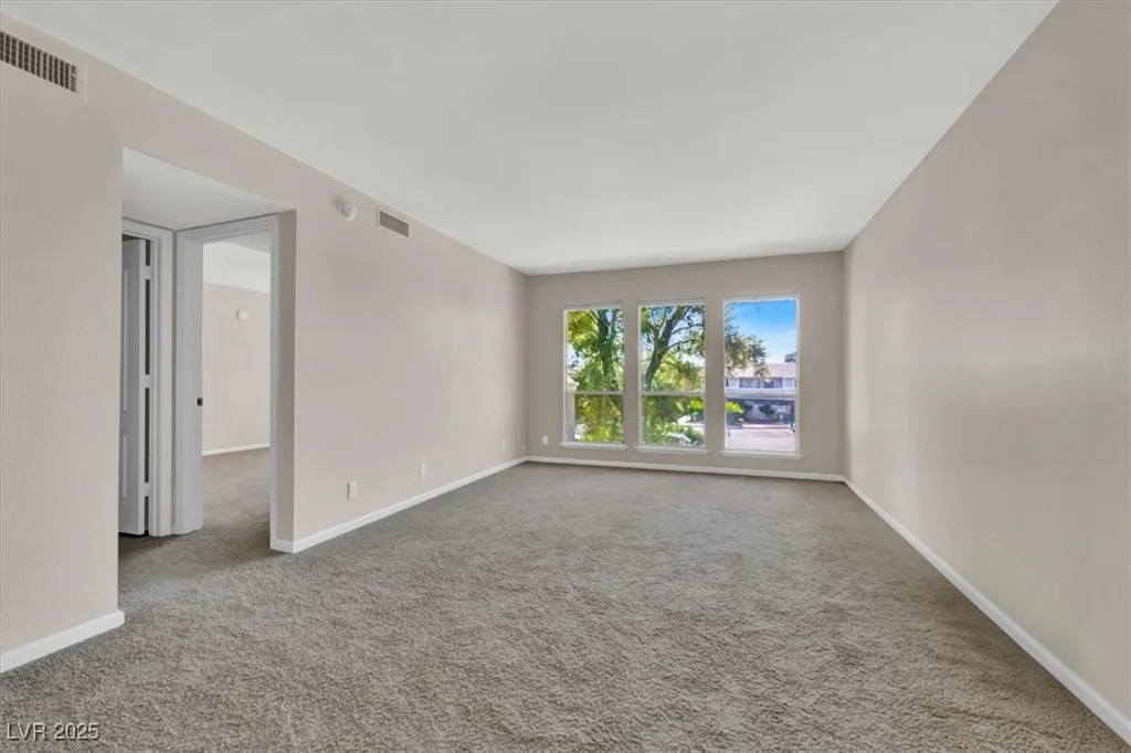 698 Oakmont, Las Vegas, NV 89109