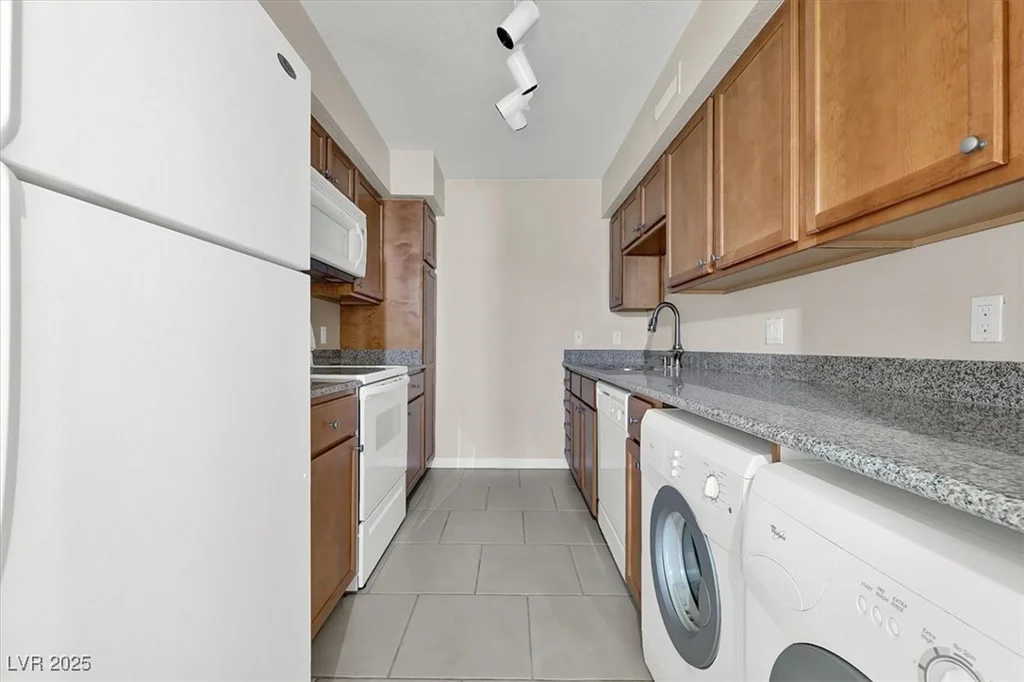 698 Oakmont, Las Vegas, NV 89109