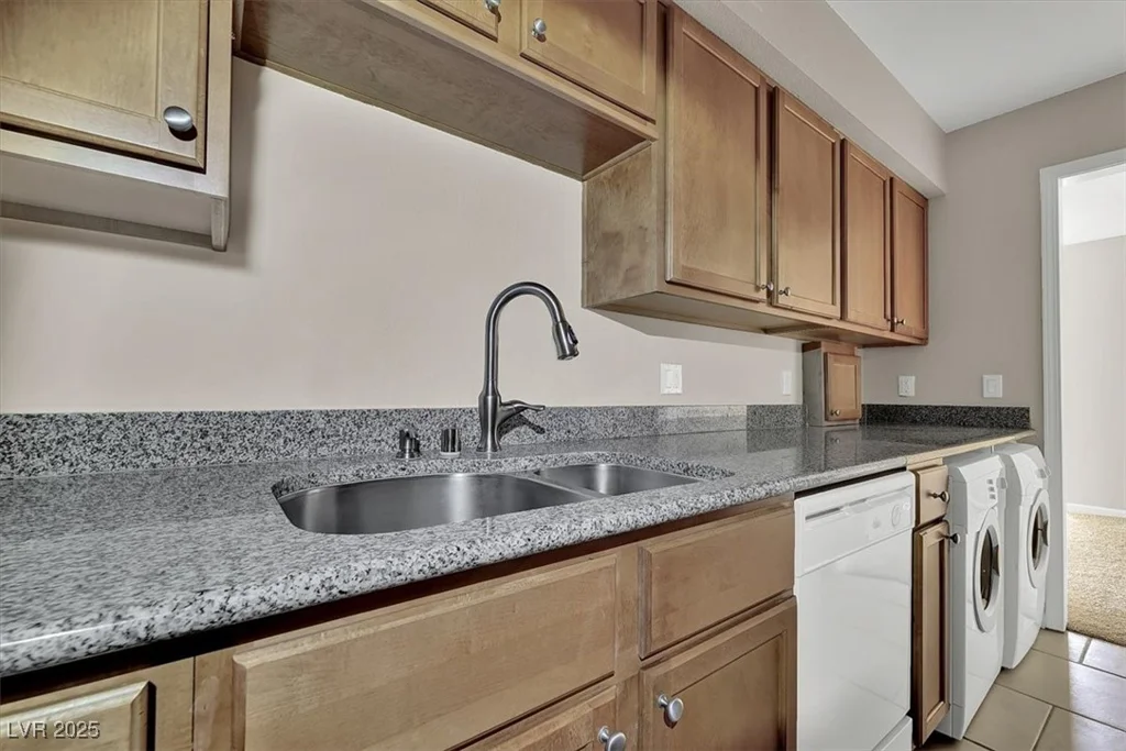 698 Oakmont, Las Vegas, NV 89109