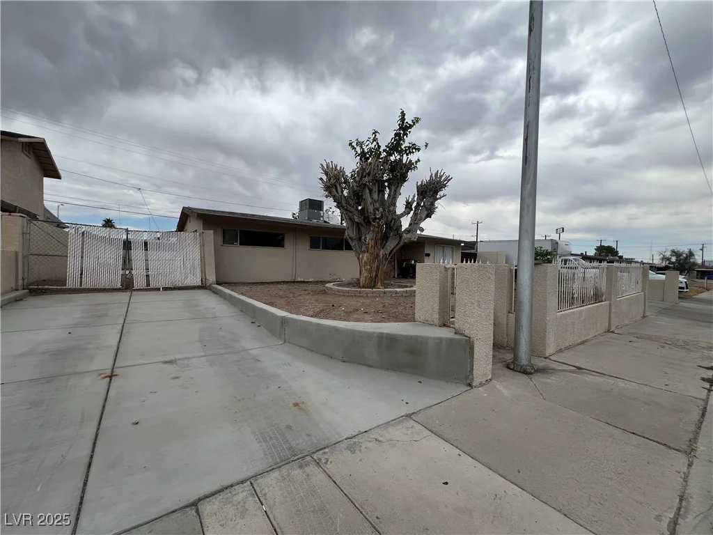 1338 Smoke Tree, Las Vegas, NV 89108