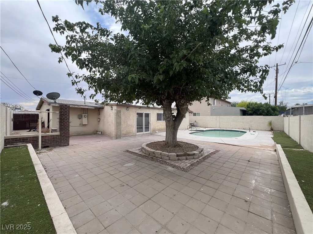 1338 Smoke Tree, Las Vegas, NV 89108