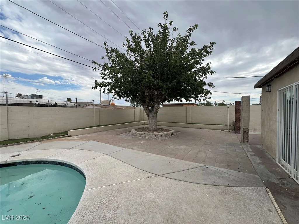 1338 Smoke Tree, Las Vegas, NV 89108