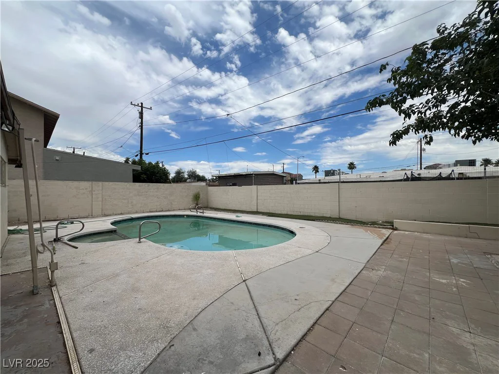1338 Smoke Tree, Las Vegas, NV 89108