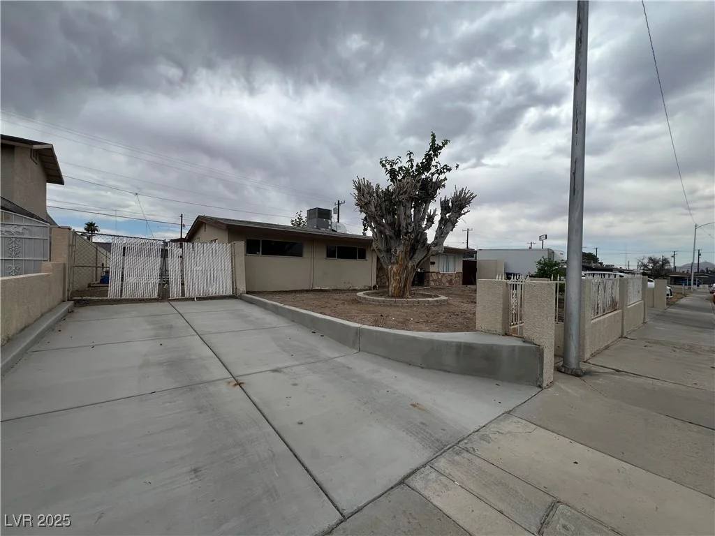 1338 Smoke Tree, Las Vegas, NV 89108