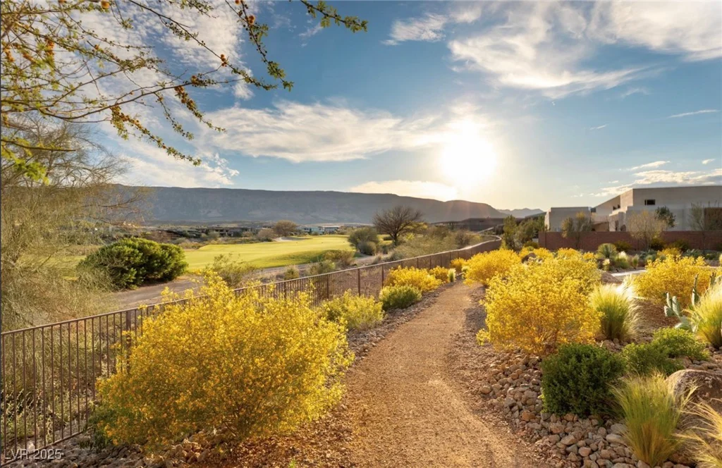 39 Crested Cloud, Las Vegas, NV 89135