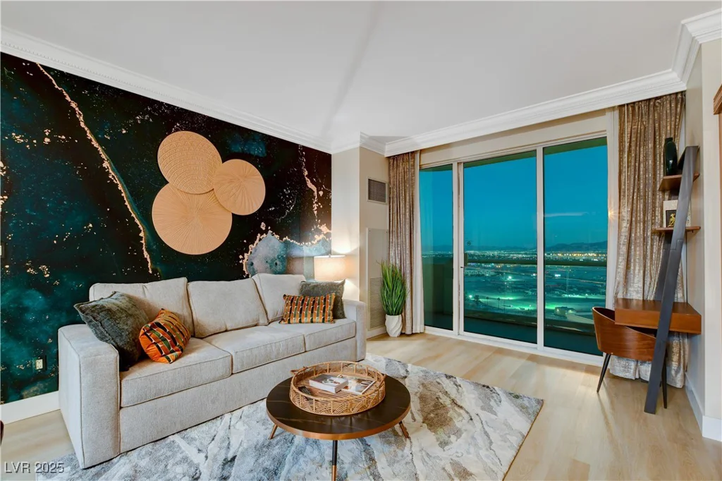 145 Harmon, Las Vegas, NV 89109