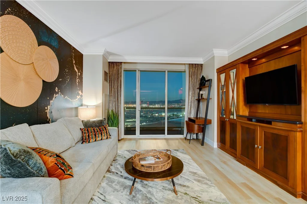 145 Harmon, Las Vegas, NV 89109