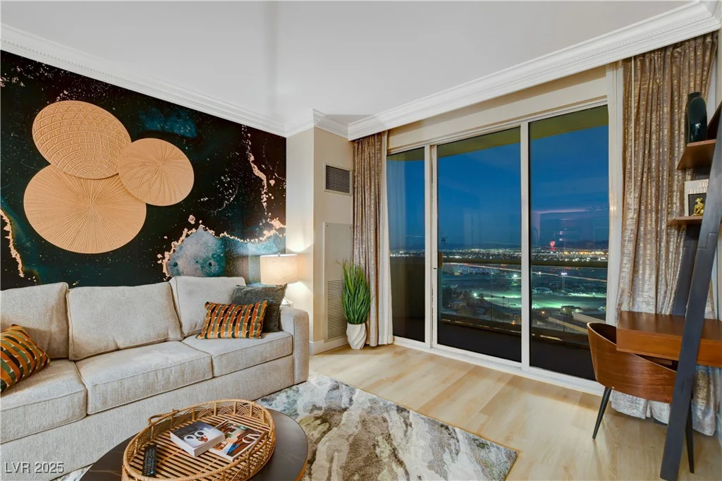 145 Harmon, Las Vegas, NV 89109