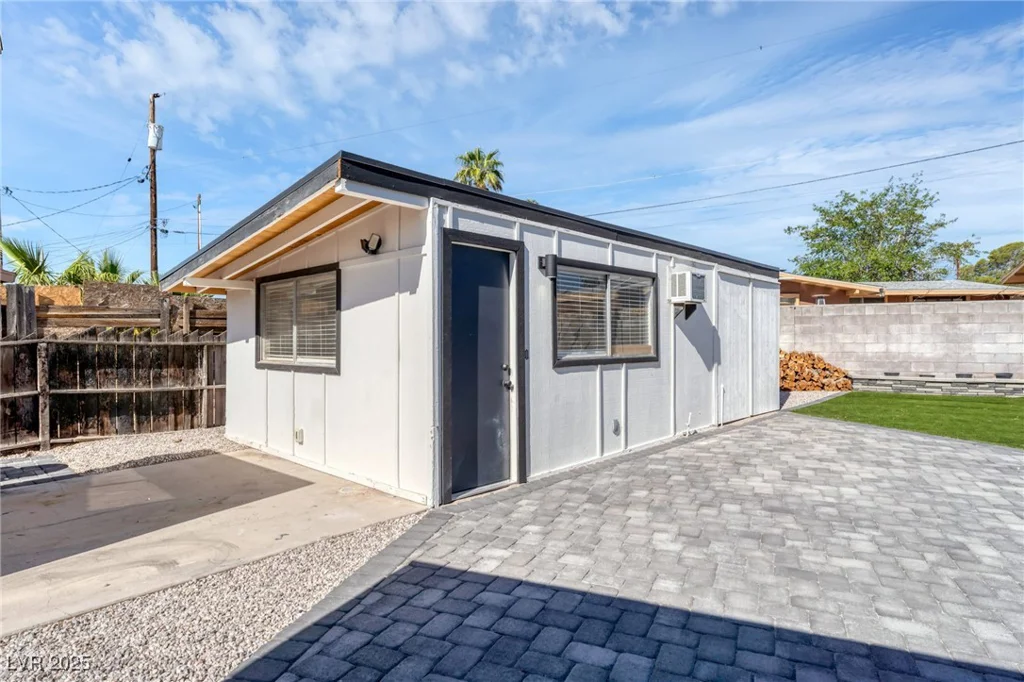 705 Pelican, Las Vegas, NV 89107
