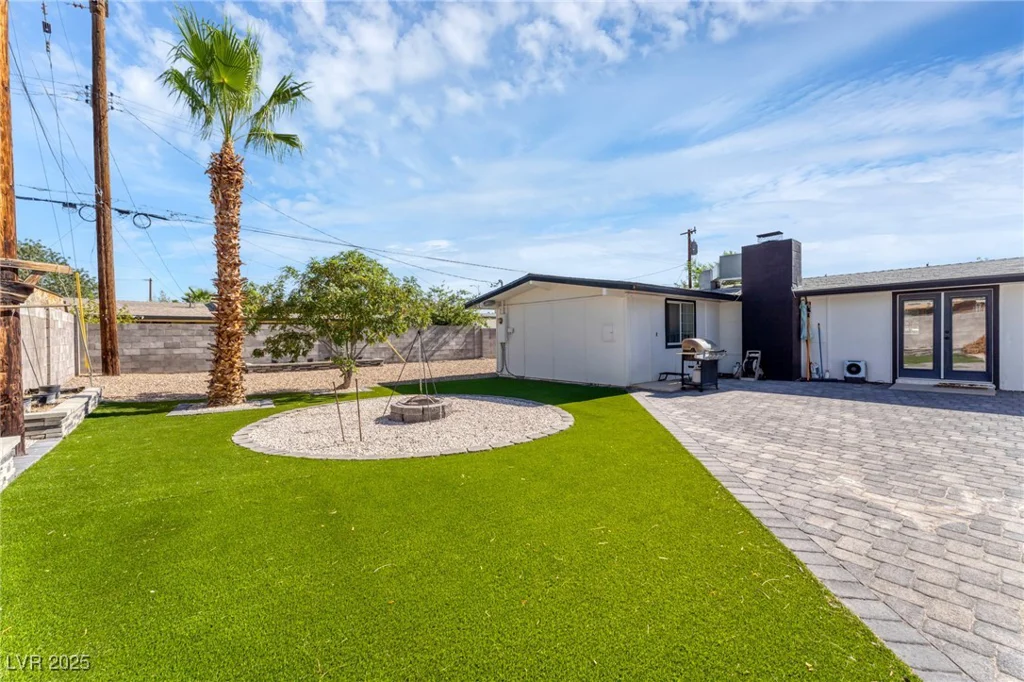 705 Pelican, Las Vegas, NV 89107