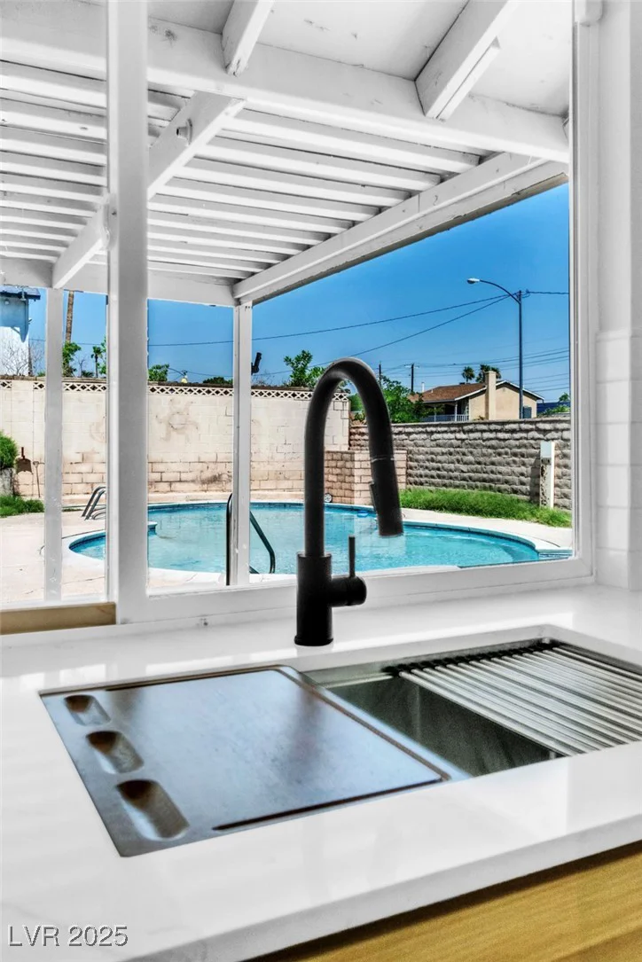 2753 McLeod, Las Vegas, NV 89121