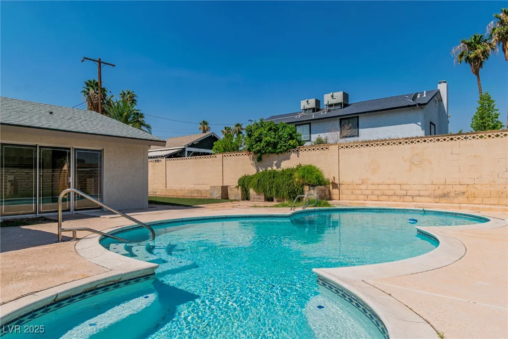 2753 McLeod, Las Vegas, NV 89121