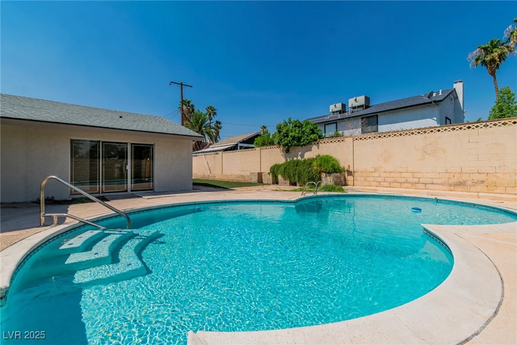 2753 McLeod, Las Vegas, NV 89121