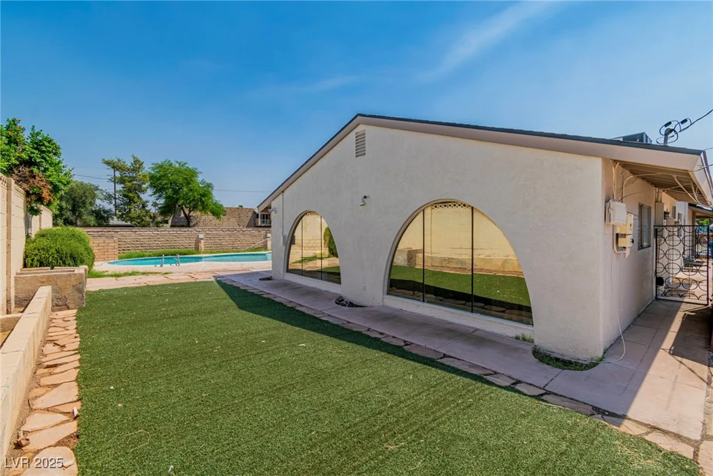 2753 McLeod, Las Vegas, NV 89121