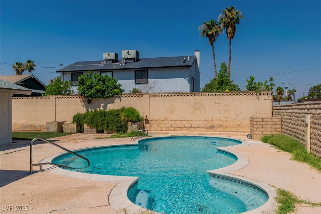 2753 McLeod, Las Vegas, NV 89121